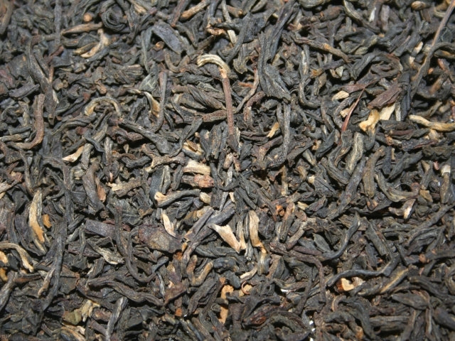 Schwarzer Tee Sahne-Karamell